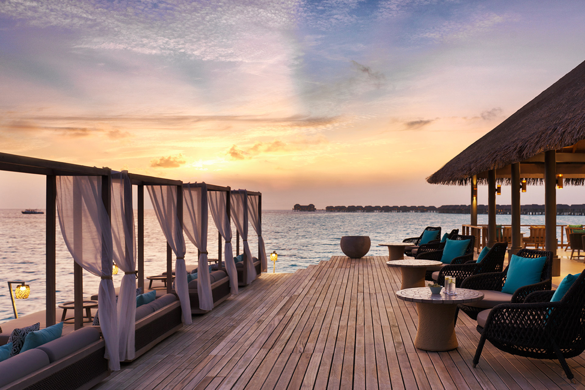 Terrasse einer Bar über Meer