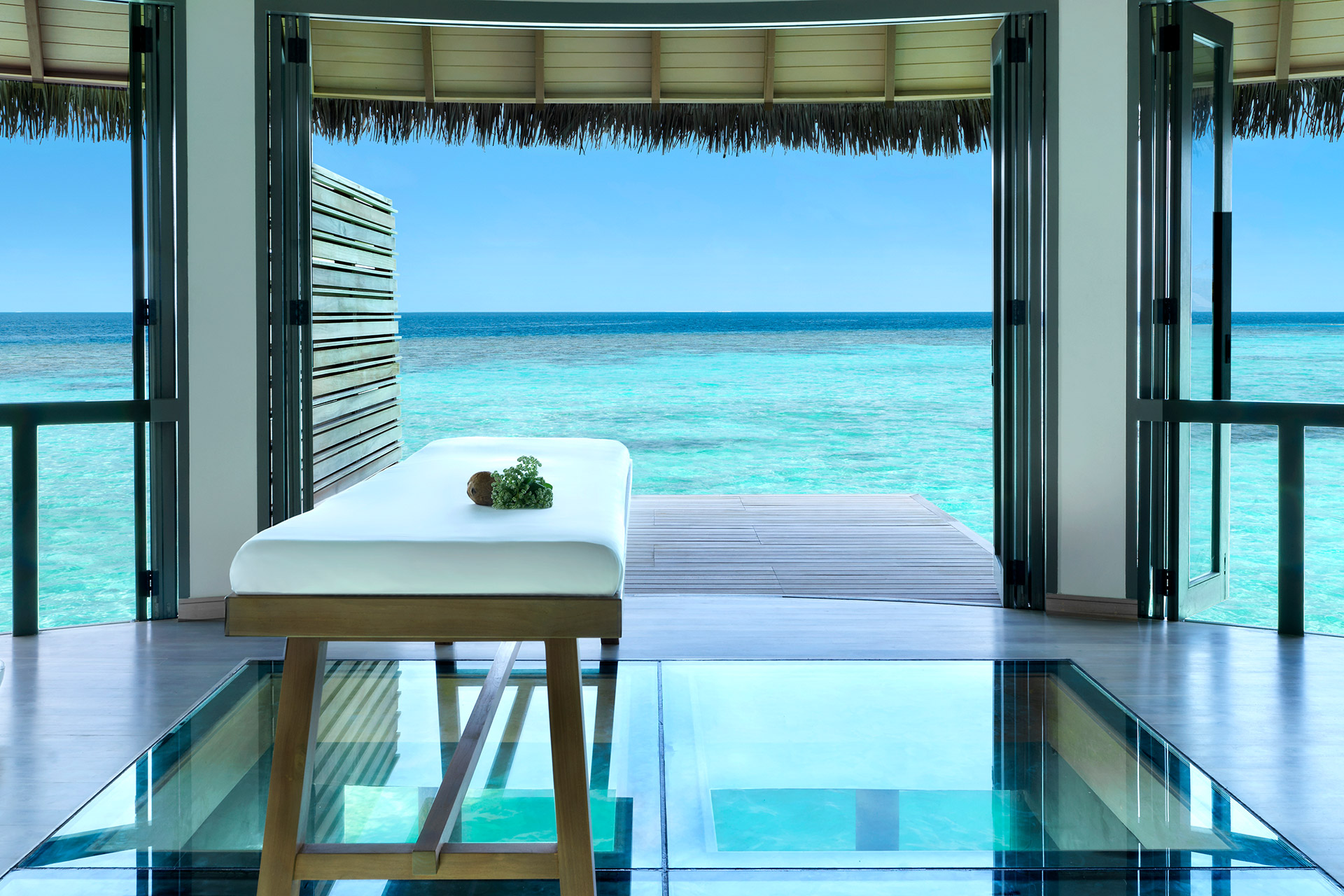 Massageliege mit Blick aufs Meer