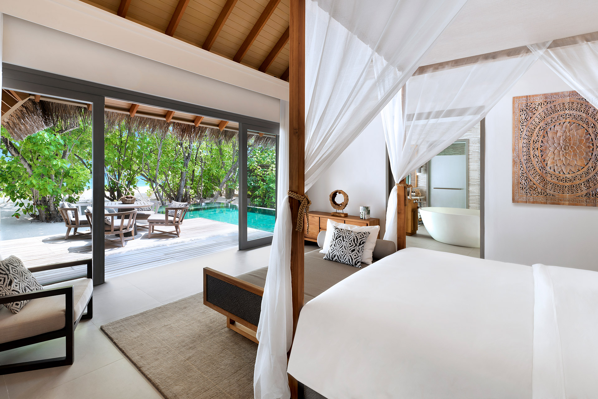 Schlafzimmer mit Blick in Garten