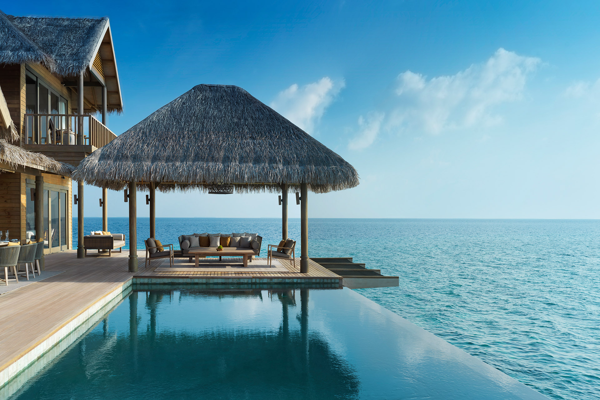 Pooldeck einer zweistöckigen Wasservilla