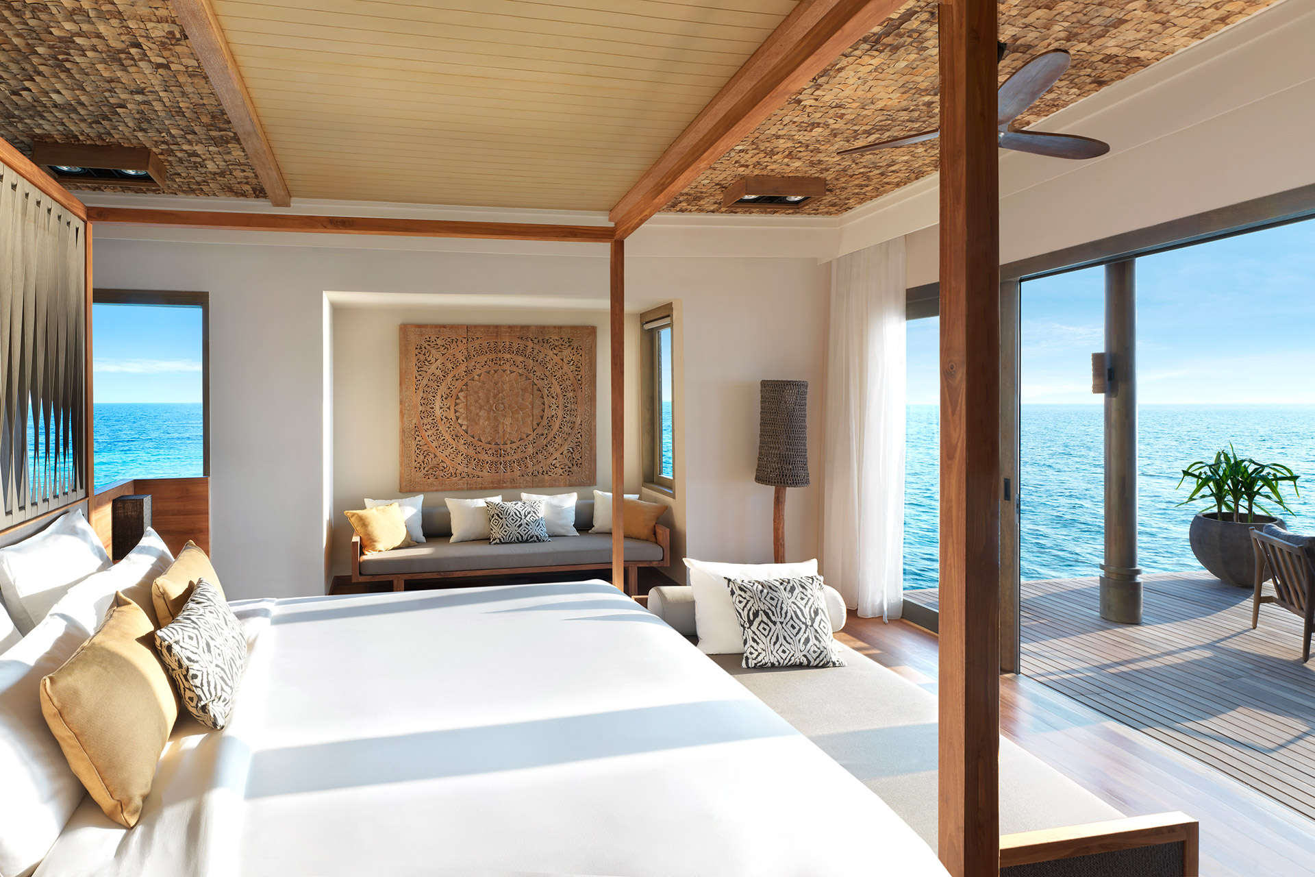 Schlaf- und Wohnbereich einer Luxusvilla