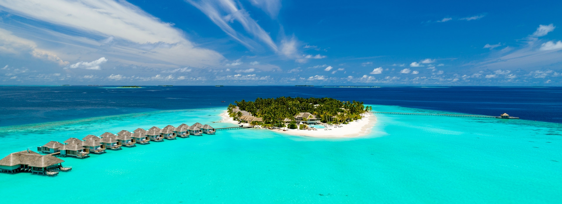 Maledivische Resortinsel aus Vogelperspektive