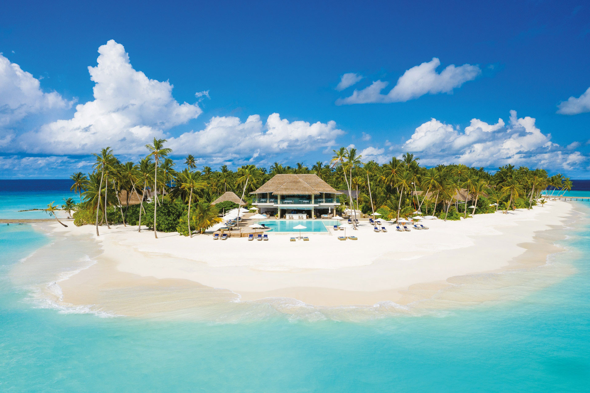 Blick auf palmenbewachsenen Strand einer Insel