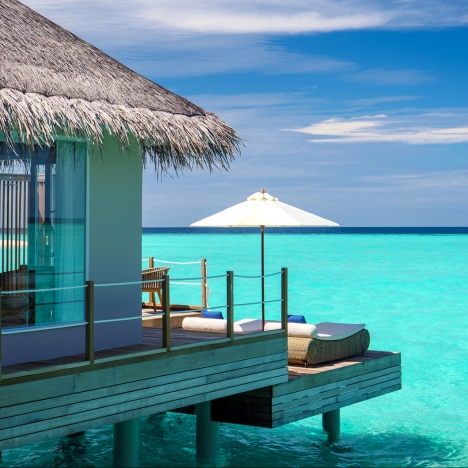 Meerblick über Aussenterrasse einer Villa