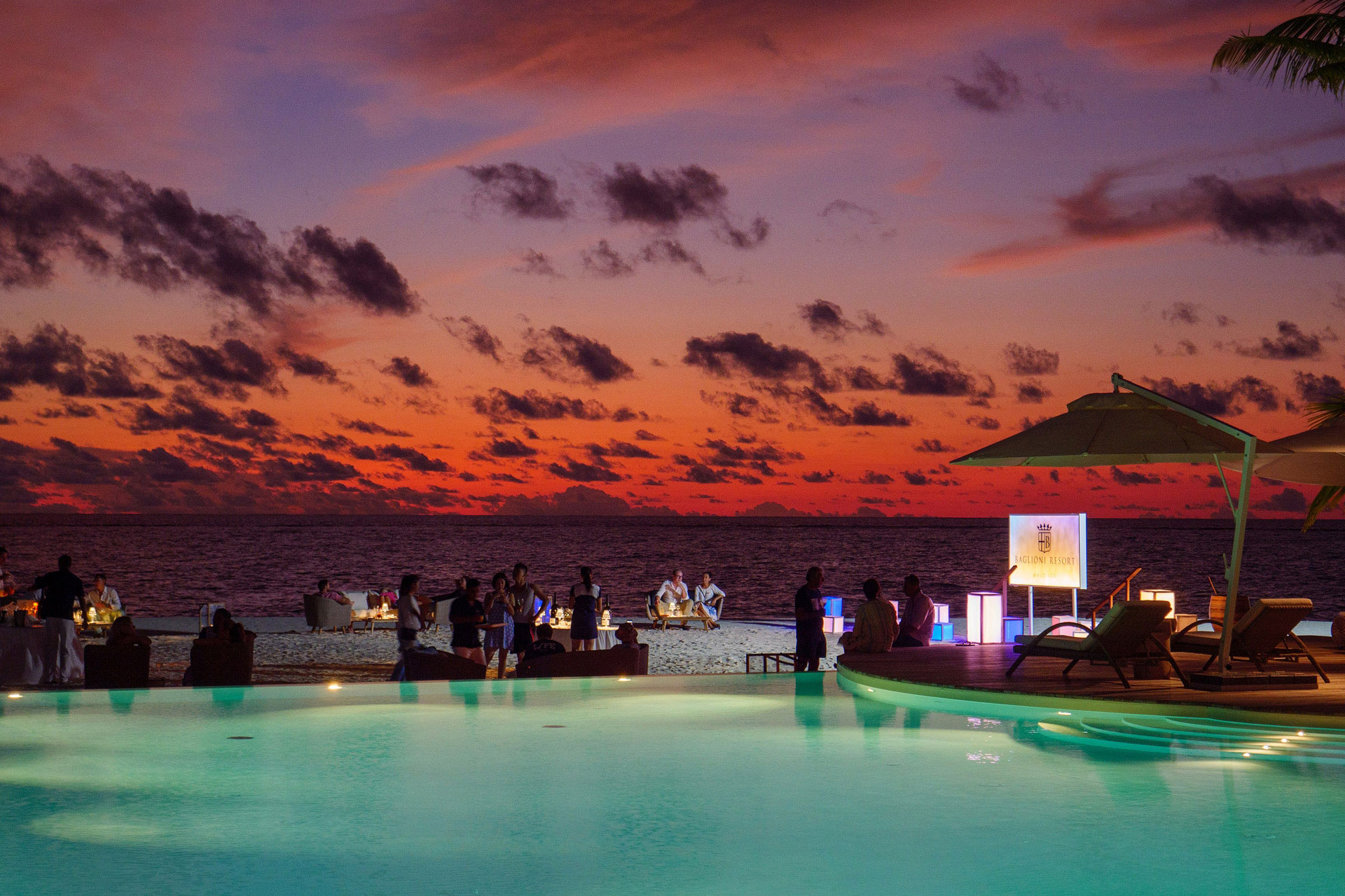 Menschen trinken Aperitiv zum Sonnenuntergang